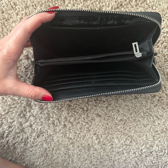 Silver and grey patent leather Guess wallet - Picture 3 of 4